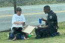 Policía comparte pizza con una mujer sin hogar y redes lo hacen viral